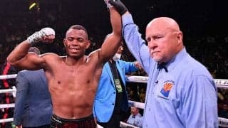 ボクシング審判が右フック“被弾”　ゴング直後の珍事に海外驚き「偉大だ」「強いな」