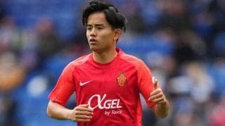 久保建英も自撮りをせがまれる！1部残留マジョルカのサポーターが空港で熱烈歓迎！