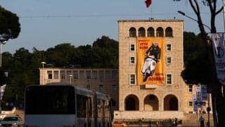 ECL決勝に向けファン同士の衝突で60名が拘留…相手のチームバスに向けて放尿する輩も