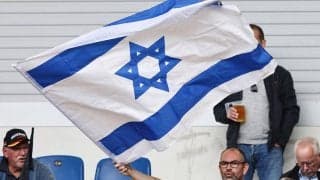 もはやピッチが火の海に見える…警察の忠告を無視した観客が発煙筒投げ入れ、キックオフわずか10秒で試合中断