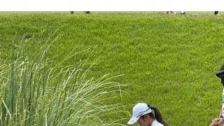 稲見萌寧にまさかのトラブル　2m超ブッシュに阻まれ、止むを得ず左打ち→ダブルボギー