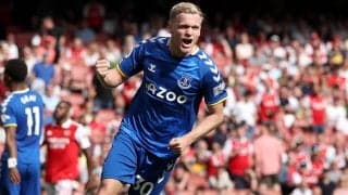 生後1カ月の愛娘が初の生観戦で父のゴール見守る！ スタジアムでは銅像になった祖父とも対面!?