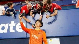 久保建英「ノリがよすぎる」パンツ一丁で「華麗なステップ」！日本の至宝が見せた「陽気すぎる姿」