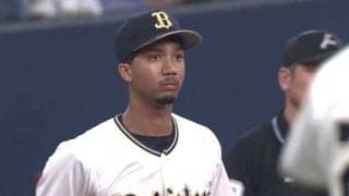 ダイビング捕球から“高速その場投げ”　三塁線の魔術師が「最高すぎる」「肩強いな」