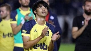 「PSG戦出てほしい！」、「やっぱり青が似合う」川崎Fにやってきた三笘薫の練習着姿にファン注目！“並々ならぬ”視線を送る人物も…