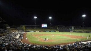 【MLB】“背中越し”の爆肩発動が「冗談ですよね」　膝付き二盗阻止に「なんて送球だ」