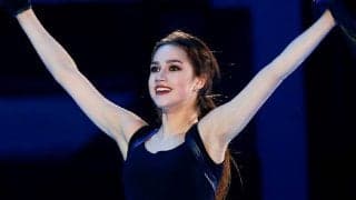 「まさにゴージャス！」ザギトワ、バカンス先での“黒ビキニ”ショットにファン喝采！「見事なまでに美しい」