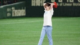 飛び跳ねる女子アナが「超絶可愛い」　無邪気な始球式…舞台裏が「天使だよね」