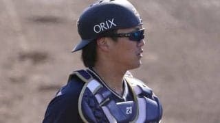 オリ伏見の頭部に空振りしたバットが直撃　その場に倒れ込み試合は一時中断