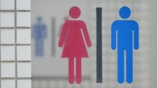 男子トイレが「青」、女子トイレが「赤」と表記するのは、そんなに悪いことなのか