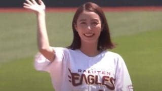 「投げ方もお顔も美しい！」　女子アナ“本気投球”が50万再生「けっこう速い球」