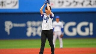 DeNA三浦監督の長女は「フォーム似てるなやっぱ」　始球式登場に「完全にパパの顔」