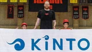 アルバルク東京と「KINTO」による子どもの夢を叶える企画…アレックス・カークが少年と1on1