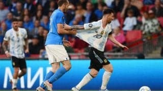 4人に囲まれユニフォームを引っ張られてもボールは“離さない”！メッシの驚愕プレーに「漫画の世界だ」