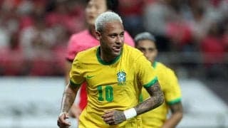 韓国少年に“作法”を教えたネイマール　「可愛らしい光景」「マナー大好き」と話題に