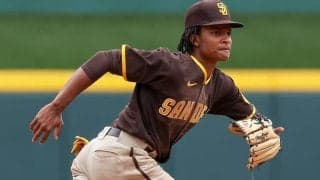 【MLB】ほぼレフトの位置から振り向きざまノーバン　21歳有望株の爆肩が「なんてこった」