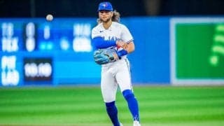 【MLB】三遊間最深部から“爆肩ノーバン”　走りながらの異次元スローが「クレイジー」「すごい」