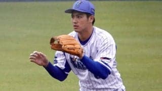 一回転して一塁へ爆肩発動　スタンド騒然の“超高速送球”が「ハンパねぇ」