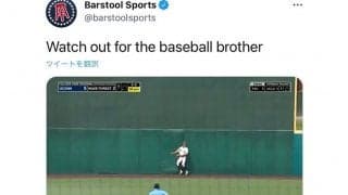 “宇野ヘディング事件”より痛い…頭部直撃の中堅手に米笑撃「子供たち、目を離すな」