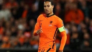 ファン・ダイクがベルギーコーチとユニ交換! アンリの差し出したシャツがファンをざわつかせる「なぜバルサ…」