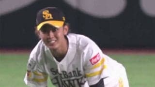 鷹今宮の「手足伸びてんじゃないか」　横っ飛びからの“一回転爆速送球”が「神業」