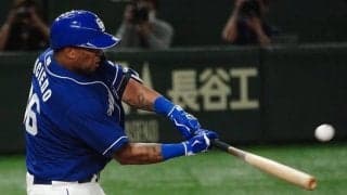 落下点へ一直線…ファンの「ホームランキャッチすご」　エビ反り大ジャンプに驚愕