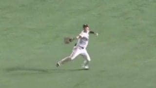 走者は地面に顔べたり「肩まで強い」　完璧な“左腕レーザー”が「一級品ですごい」