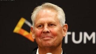 クイン・スナイダーHCの後任を探すジャズが複数チームのACと面談する許可を得る