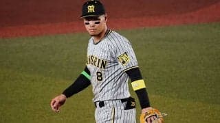 三塁線またぎながら「いや、肩強すぎ」　佐藤輝明の“激送球”が「気持ちええ」