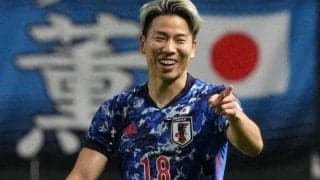 鋭い目つきが光る日本代表FW浅野拓磨のスーツ姿が“キメすぎ”？前田大然からツッコミが入る