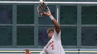 恐れ知らずの“ド根性”は「常軌を逸している」　MLBも注目の超絶美技は「真似しないで」