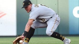 【MLB】「パンツの尻の部分から」レーザー送球　衝撃の“体操座り肩”が「信じられない」