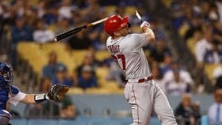 【MLB】エンゼルスの試合で球審にアクシデント　トラウトの折れたバットが顔面直撃、球場騒然