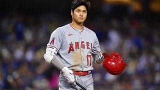 大谷翔平、敗戦直後のベンチで目撃された行動に米称賛　日本人は「めっちゃ喋れてる？」