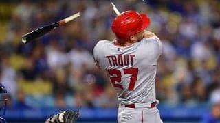 【MLB】折れたバットの断面がマスクすり抜け顔面直撃　球場騒然の流血劇が「ゾッとする」