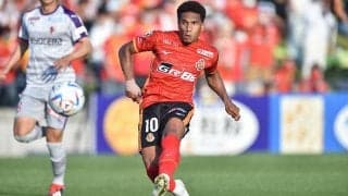 名古屋FWマテウスが“激レアスニーカー”をゲット！自慢の一足コーデを披露「カッコイイ」「クール」