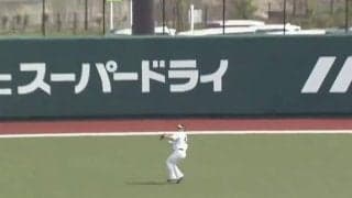 ありえない位置から犠飛を阻止　衝撃の“爆肩送球”「これアウトはえぐい」