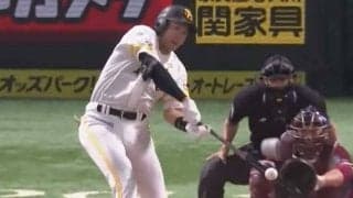 鷹・柳田悠岐、本人も驚く“右手1本”変態弾　同級生の田中将大から19試合ぶり8号