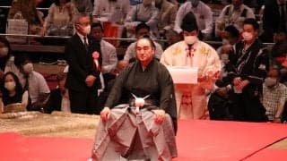 津軽の男・元関脇安美錦　約350人がはさみを入れた断髪式