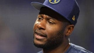 【MLB】苦悶の表情で膝突いて悶絶…　“悲劇”の外野手にファン同情「気絶しかけている」