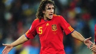 プジョールはOB戦でも闘将むき出し! ヒザへのタックル被害者P・ネビルは「最悪、FIFAが見てくれていることを願う」