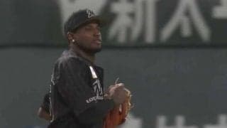 地に足付かない“完璧送球”は「日本人にはできんよ」　打者絶望の好守にファン驚愕