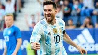 「アントネラとの…」メッシと妻のロマンティックな“キスショット”に親友・アグエロも「バモス」