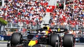 逃げるフェルスタッペン、追うサインツ。攻めから一転、守りとなった好バトルは0.993秒差で決着した