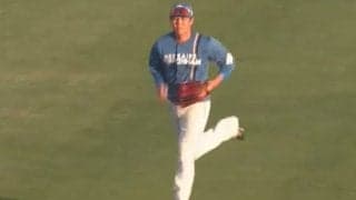 味方も「困惑してる」　元投手の“完璧送球”…フェン直なのに「余裕でアウト」