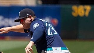 【MLB】ミット吹っ飛び、腕が逆方向に曲がる衝撃　“出会い頭”の接触が「なんてこった」