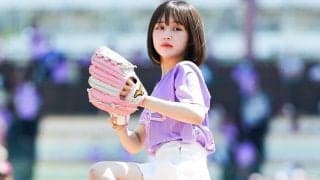 白ミニスカまとったモデルが「緊張しました…」　豪快足上げ始球式にスタンド騒然