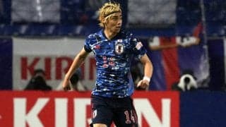 伊東純也が銀座のカフェで決め顔披露！「同じポーズをしてくれました」