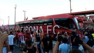 昇格パレードで転落事故未遂…クラブの女性フォトグラファーがバスから落下寸前も選手が間一髪救助