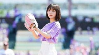 清楚な白ミニスカがふわり…21歳の“ド緊張”足上げ始球式が「めちゃくちゃ可愛い」